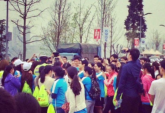 Runners In China Abandon Marathon To Take Selfies With A Cop (9 pics)