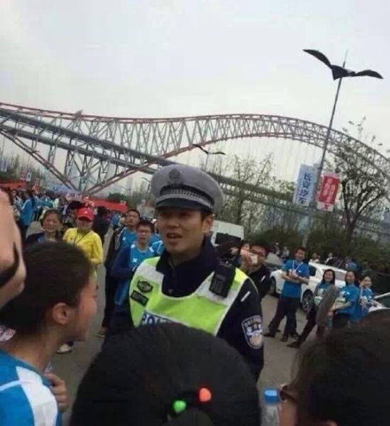 Runners In China Abandon Marathon To Take Selfies With A Cop (9 pics)