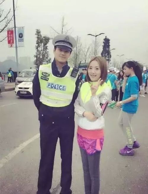 Runners In China Abandon Marathon To Take Selfies With A Cop (9 pics)