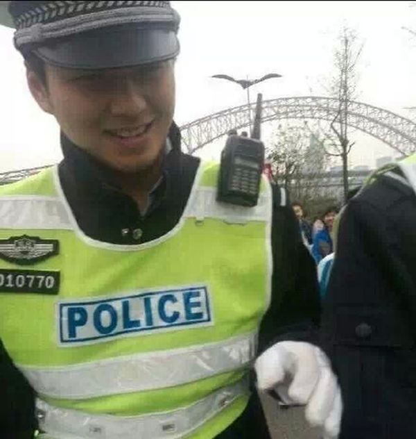 Runners In China Abandon Marathon To Take Selfies With A Cop (9 pics)