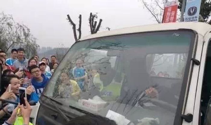 Runners In China Abandon Marathon To Take Selfies With A Cop (9 pics)