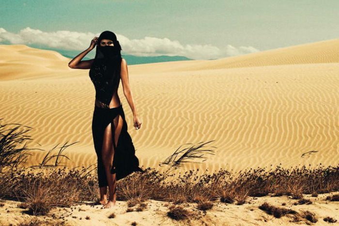 девушка дым пустыня платье без смс