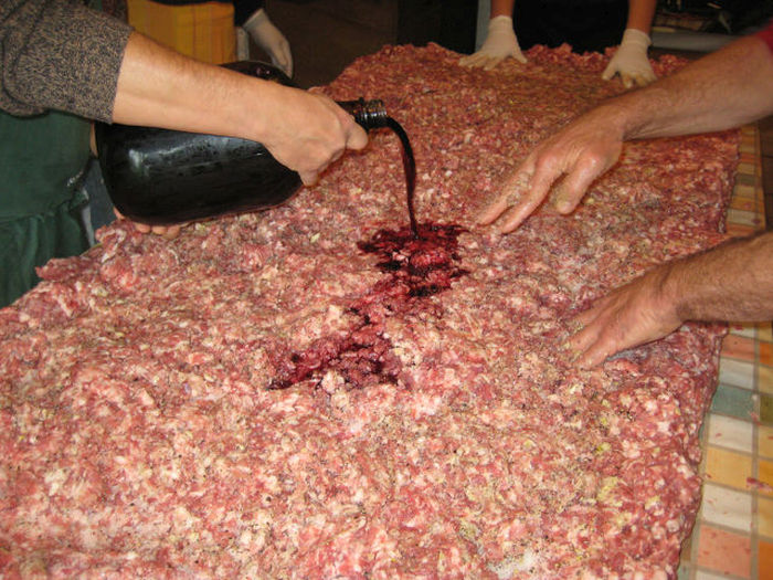 How To Make Real Homemade Italian Salami (27 pics) How To Make Real Homemade Italian Salami (27 pics)