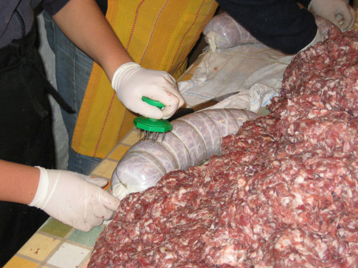 How To Make Real Homemade Italian Salami (27 pics)