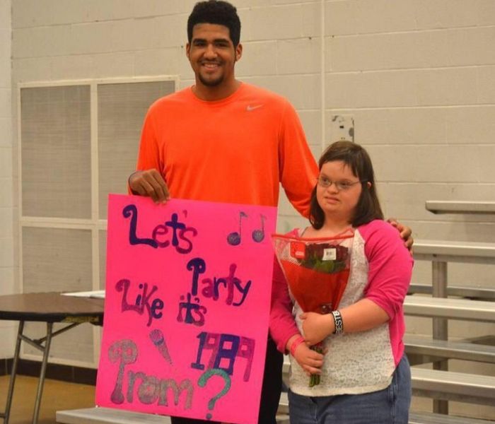 High School Basketball Player Asks Girl With Down Syndrome To Prom (3 pics)