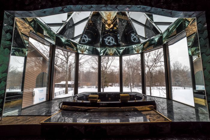 A Look Inside Mike Tyson’s Abandoned Party Mansion (29 pics)