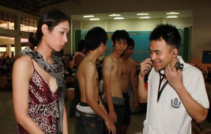 Photos From The Military Recruitment Center In Thailand (29 pics)