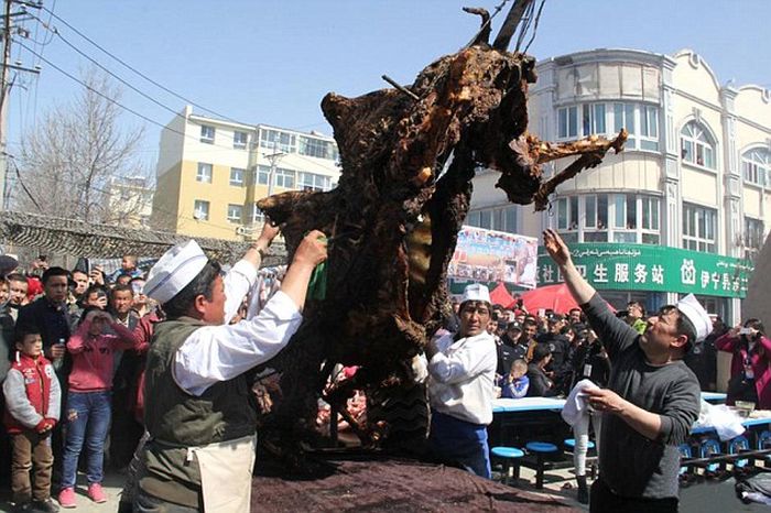 Full Camel In A Giant Oven (10 pics)