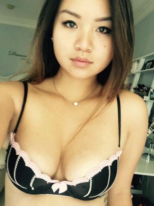 Busty Asian Girls (58 pics)