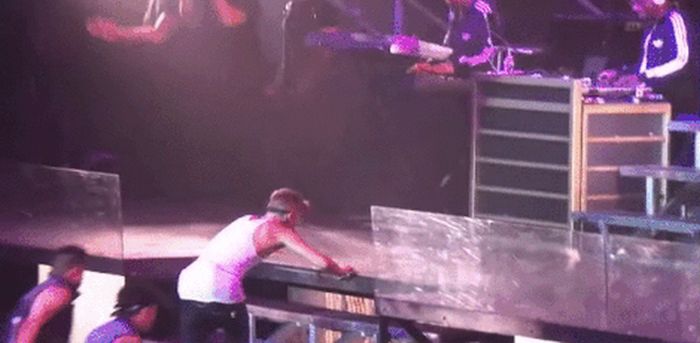 Embarrassing And Awkward Celebrity Moments That Happened In Public (18 gifs)