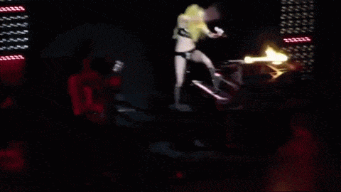 Embarrassing And Awkward Celebrity Moments That Happened In Public (18 gifs)