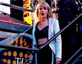 Embarrassing And Awkward Celebrity Moments That Happened In Public (18 gifs) Embarrassing And Awkward Celebrity Moments That Happened In Public (18 gifs)