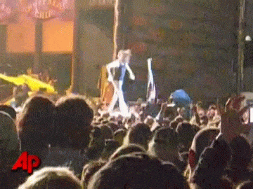 Embarrassing And Awkward Celebrity Moments That Happened In Public (18 gifs)