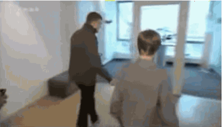 Embarrassing And Awkward Celebrity Moments That Happened In Public (18 gifs)
