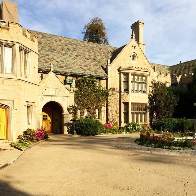 A Look At Life Inside The Playboy Mansion (32 pics)