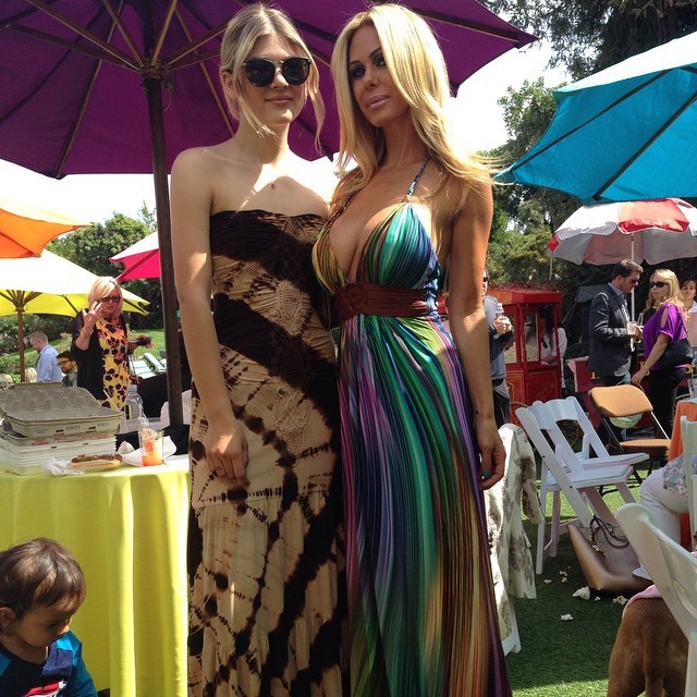 A Look At Life Inside The Playboy Mansion (32 pics)
