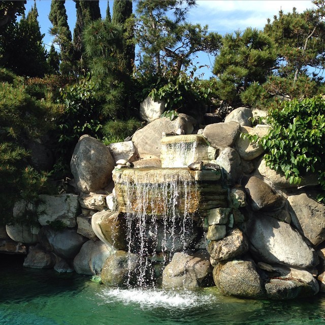 A Look At Life Inside The Playboy Mansion (32 pics)