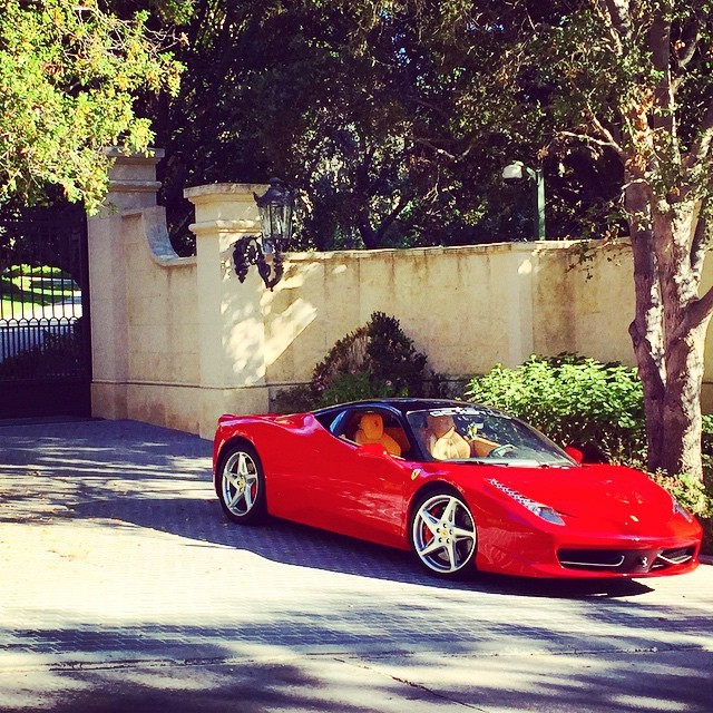 A Look At Life Inside The Playboy Mansion (32 pics)