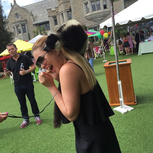 A Look At Life Inside The Playboy Mansion (32 pics)