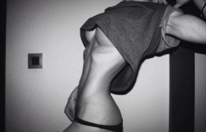 It's So Lovely When Ladies Show Off A Little Underboob (49 pics)