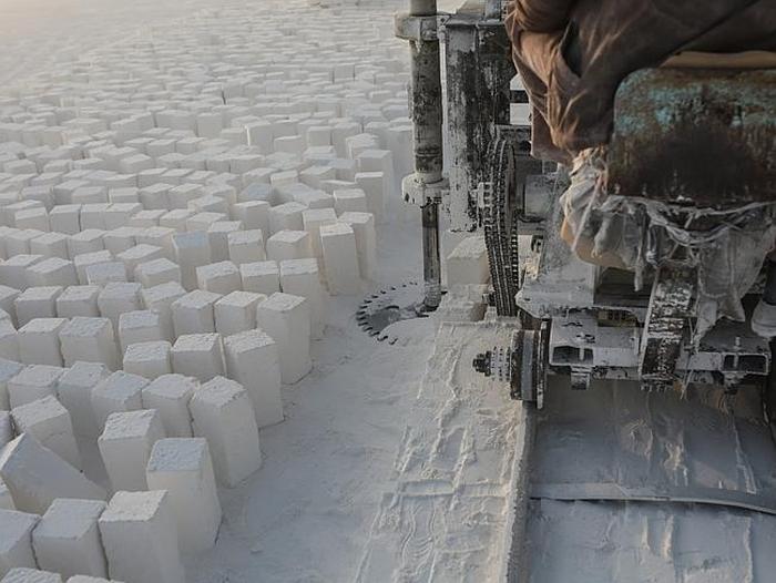 Workers At Egypt’s Limestone Quarries Have A Very Dangerous Job (19 pics)