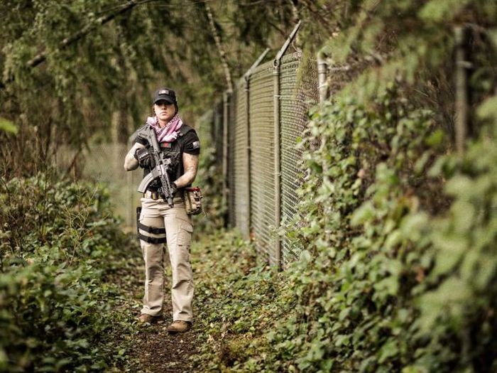 Instead Of Hunting Animals This Girl Hunts Poachers In Africa (23 pics)