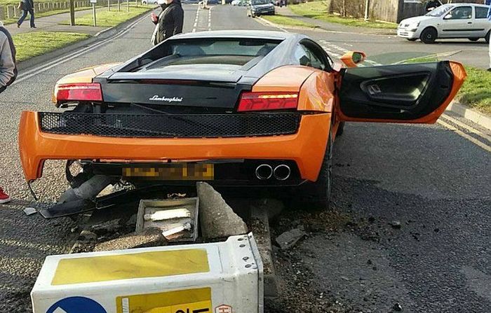 Driver Crashes $250,000 Lamborghini And Laughs It Off (3 pics)