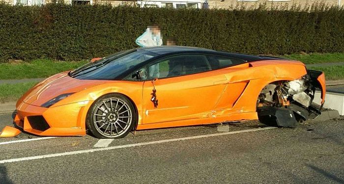 Driver Crashes $250,000 Lamborghini And Laughs It Off (3 pics)
