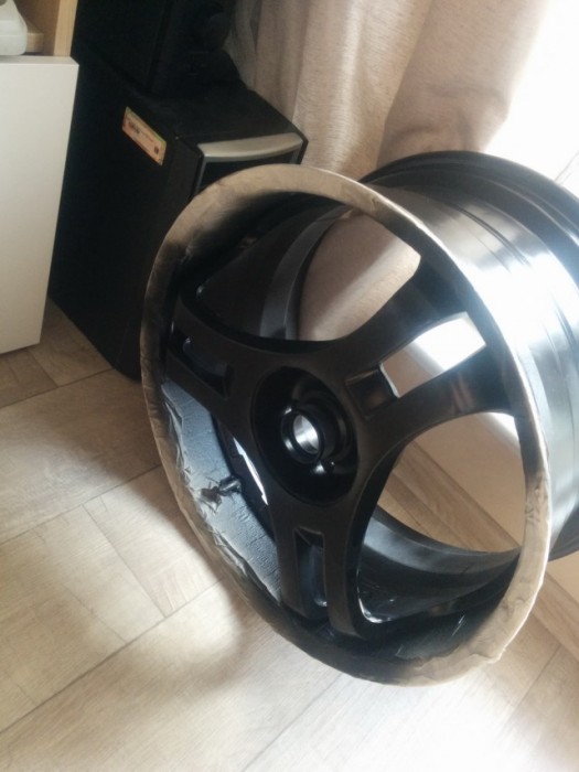 Man Turns His Wheel Rim Into The Ultimate PC (50 pics)
