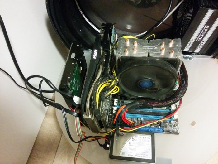 Man Turns His Wheel Rim Into The Ultimate PC (50 pics)
