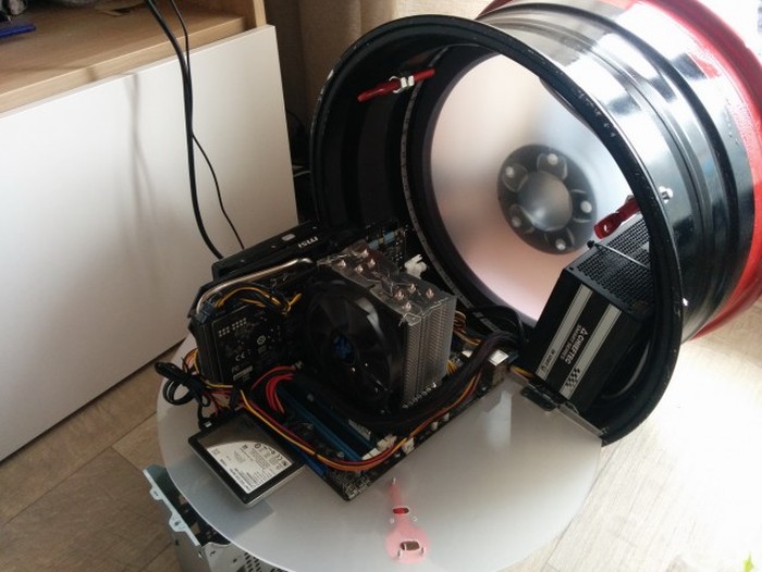 Man Turns His Wheel Rim Into The Ultimate PC (50 pics)