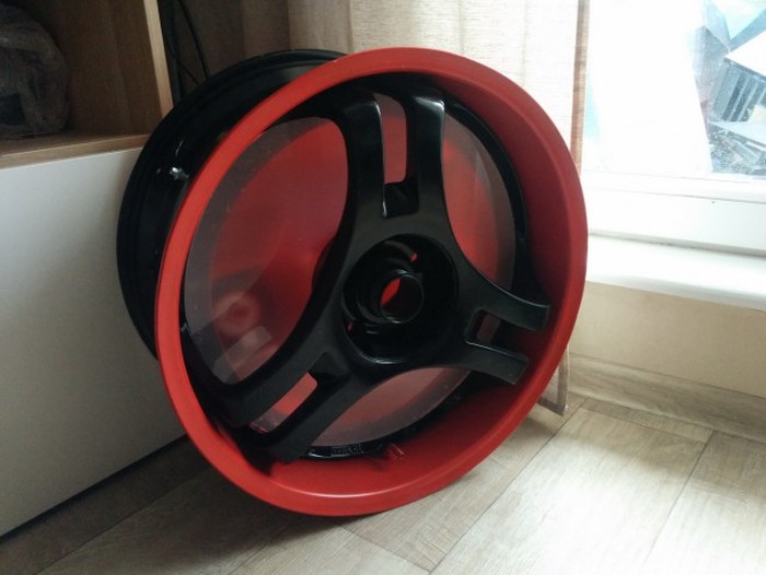 Man Turns His Wheel Rim Into The Ultimate PC (50 pics)