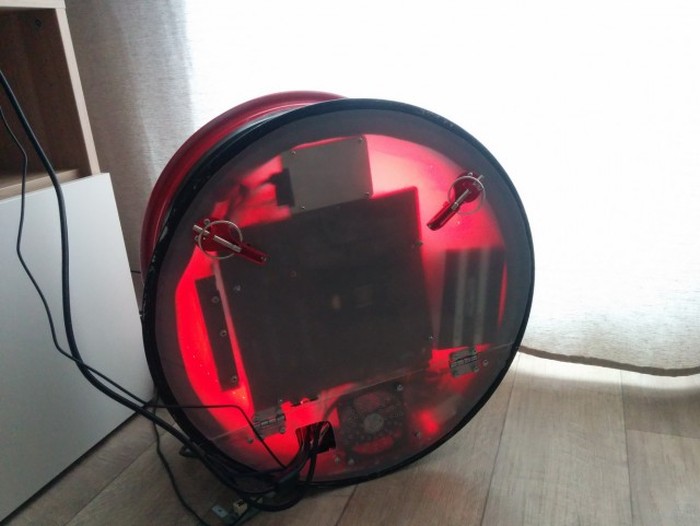 Man Turns His Wheel Rim Into The Ultimate PC (50 pics)