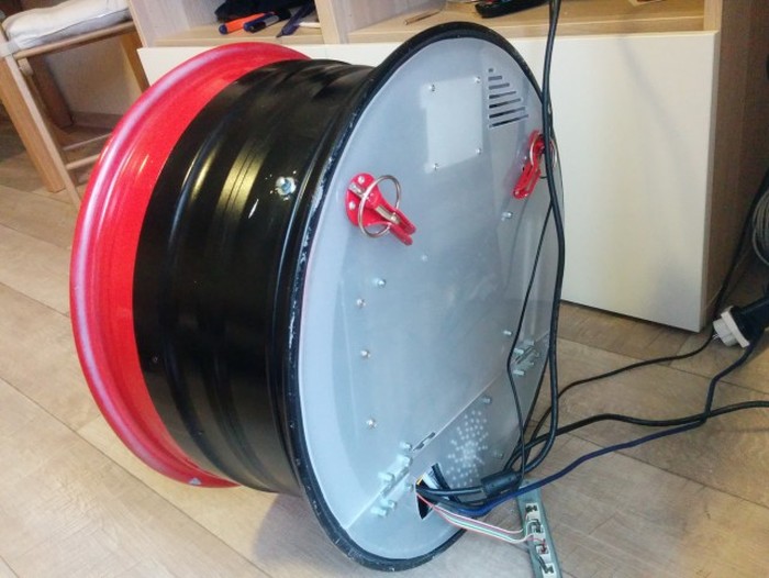 Man Turns His Wheel Rim Into The Ultimate PC (50 pics)