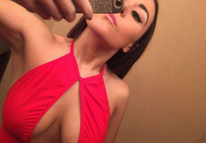 There's Nothing Hotter Than A Girl With Gorgeous Cleavage (54 pics)