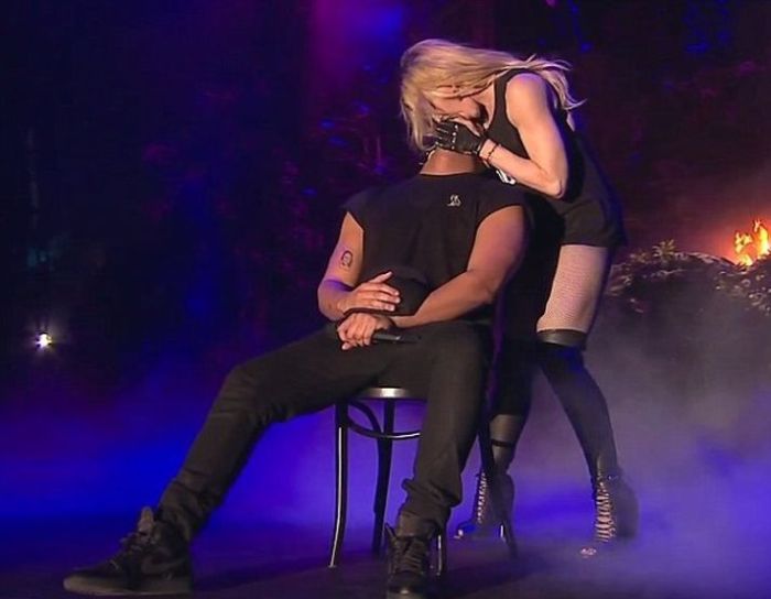 Everyone Is Freaking Out Over Drake's Reaction To Kissing Madonna (17 pics)