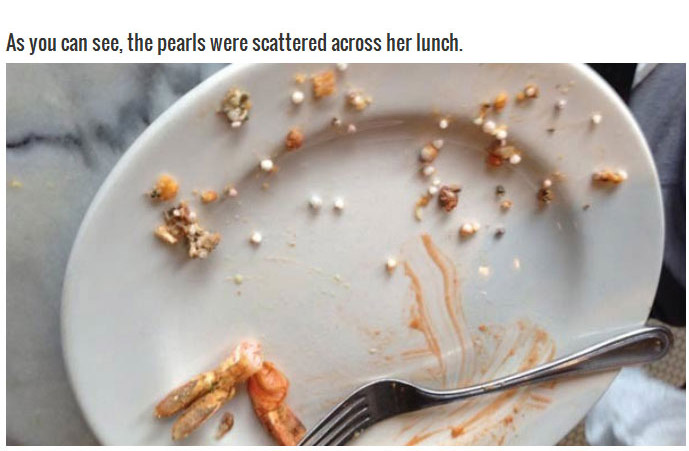 Lucky Woman Finds A Fortune Hidden Inside Her Lunch (3 pics)