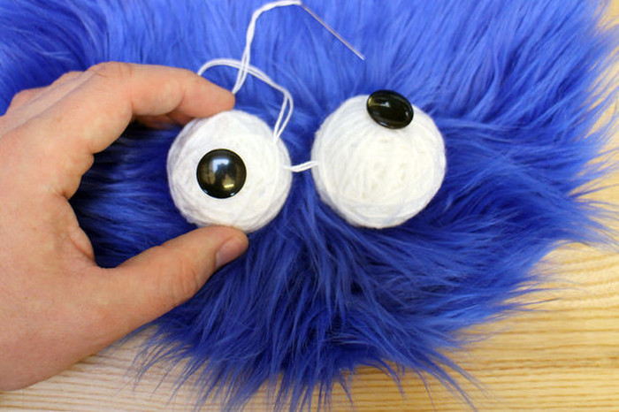 How To Make Your Very Own Cookie Monster Rug (14 pics)