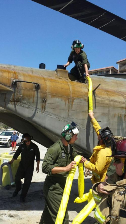 Marines Make An Emergency Helicopter Landing On A California Beach (5 pics + video)