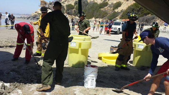 Marines Make An Emergency Helicopter Landing On A California Beach (5 pics + video)