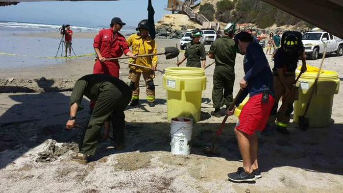 Marines Make An Emergency Helicopter Landing On A California Beach (5 pics + video)