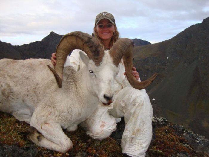 A Hunter Is Getting Death Threats After Taking A Photo A Dead Giraffe (14 pics)