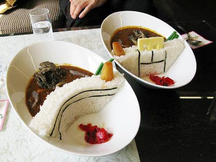 Japanese Restaurants Serve Curry With A Rice Dam (9 pics)