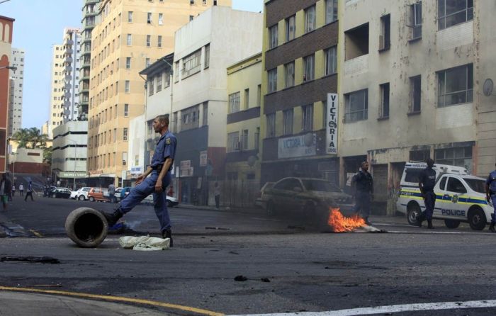 Angry Mobs Attack Stores Owned By Immigrants In Johannesburg (30 pics)