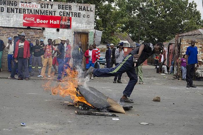 Angry Mobs Attack Stores Owned By Immigrants In Johannesburg (30 pics)