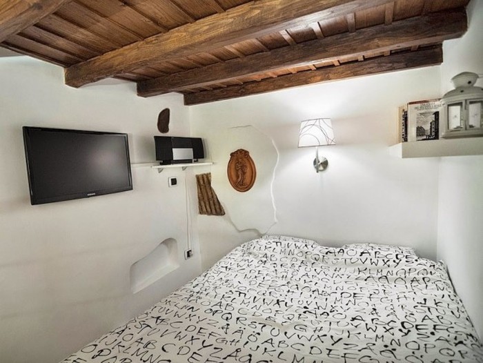 This Tiny Apartment In Rome Has Everything You Need (12 pics)
