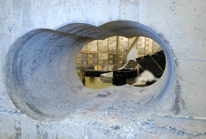A Look At The Aftermath Of The Hatton Garden Gem Heist (10 pics)