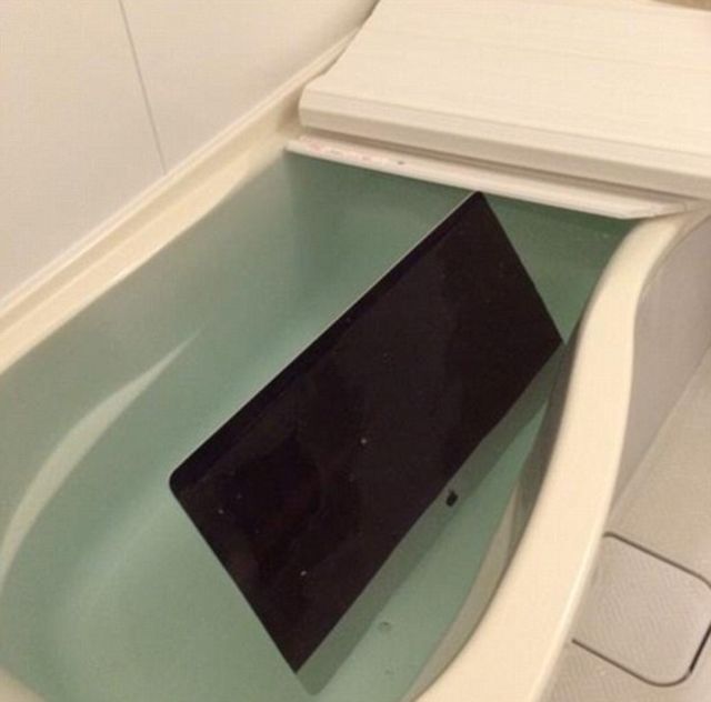 Apple Collection Gets Thrown In A Bathtub By Angry Girlfriend (2 pics)