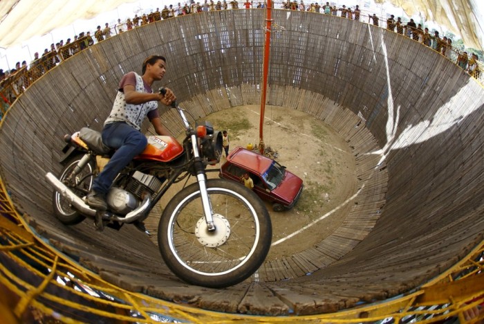 The Well Of Death In Nepal Is An Extreme Attraction (9 pics)