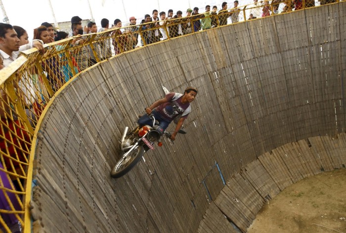 The Well Of Death In Nepal Is An Extreme Attraction (9 pics)